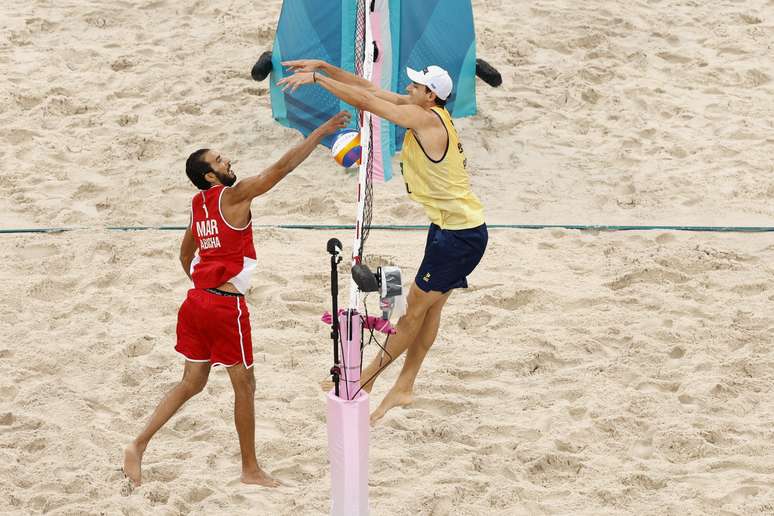 Brasil estreia com vitória tranquila sobre o Marrocos no vôlei de praia