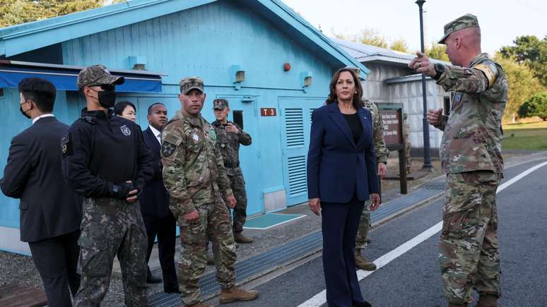 Kamala Harris ao lado da linha de demarcação que separa as duas Coreias, a Zona Desmilitarizada (DMZ), em setembro de 2022