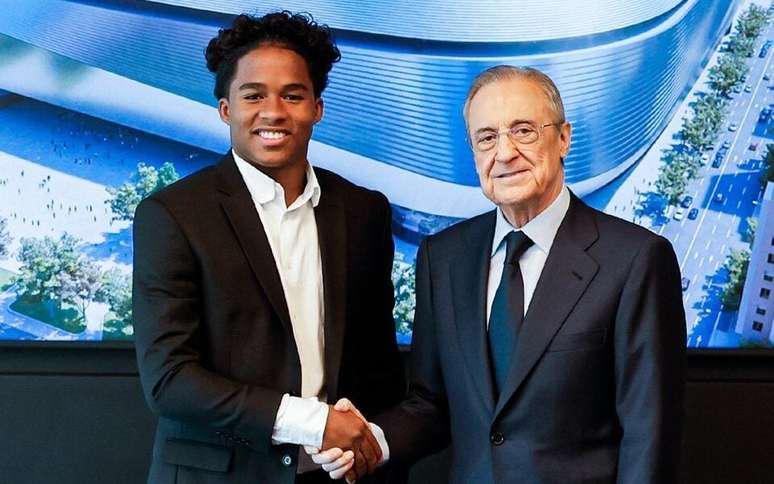 Endrick posa para foto com Florentino Pérez, presidente do Real Madrid