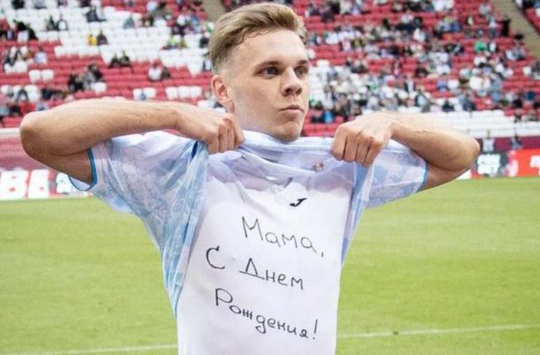 Glushenkov celebra o primeiro gol do Zenit na goleada sobre o Rubin Kazan