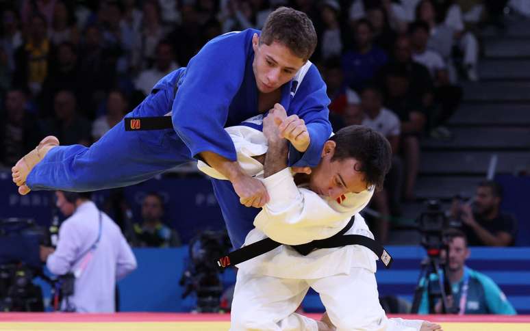 Michel Augusto azul compete no judô nas Olimpíadas de Paris