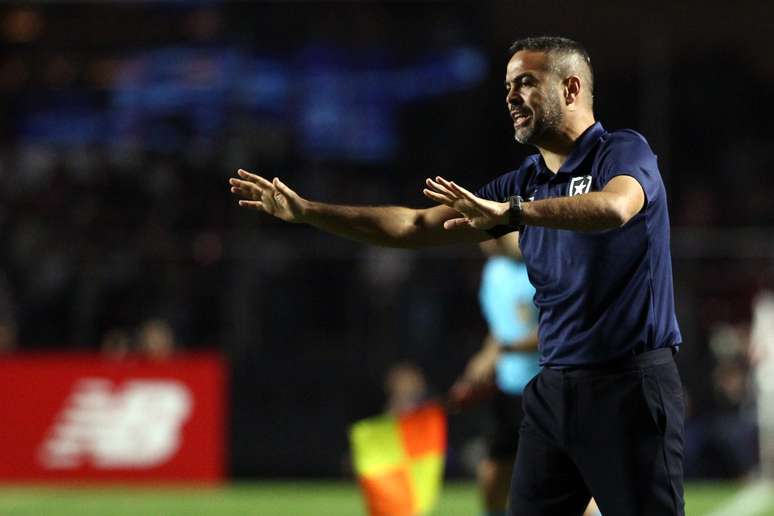 Artur Jorge no jogo contra o São Paulo. 