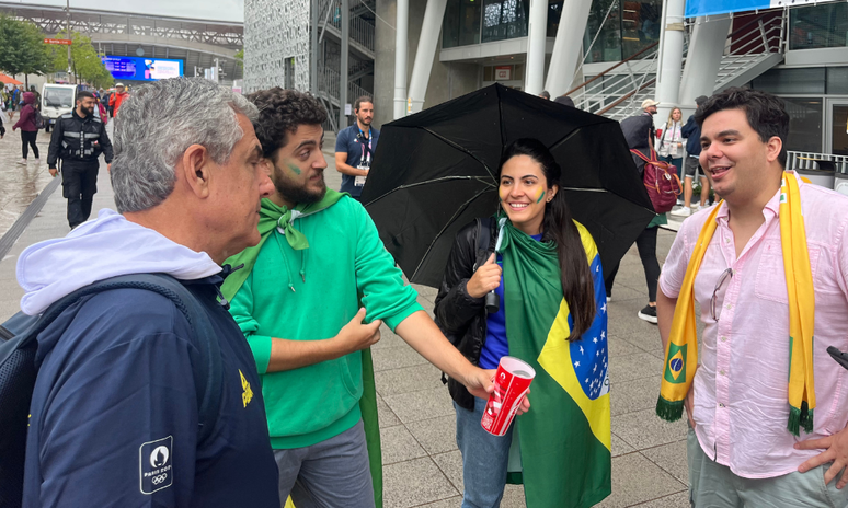 Zé Roberto conversa com torcedores brasileiros 