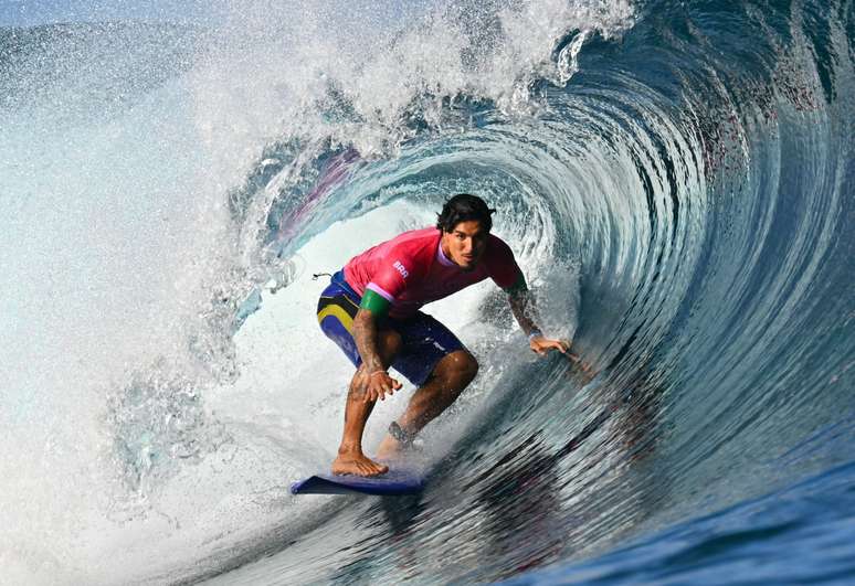 Gabriel Medina em tudo no Taiti. 