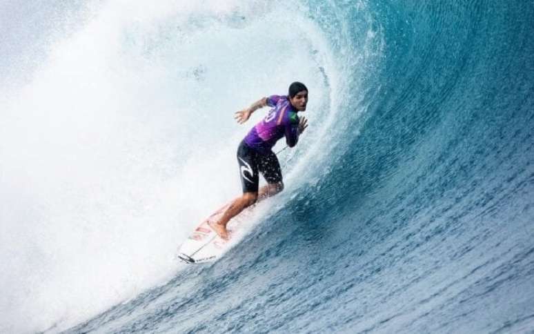 Gabriel Medina surfa na desafiadora e espetacular onda do Taiti