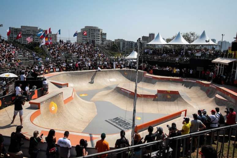 No skate park, os skatistas usam a gravidade para aumentar a velocidade de suas manobras