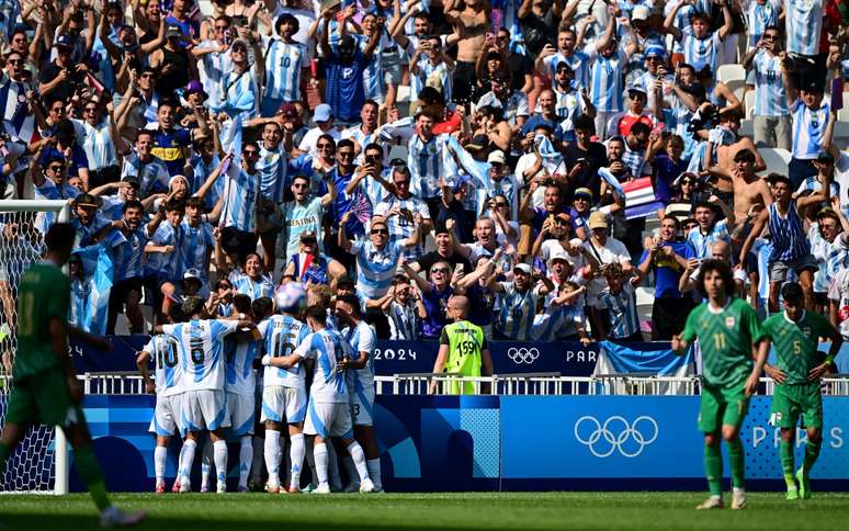 Jogadores da Argentina comemoram gol contra o Iraque nas Olimpíadas