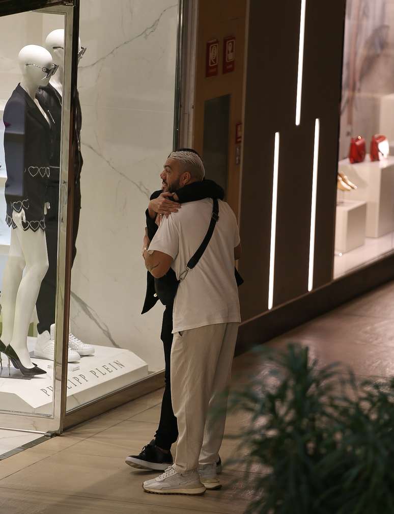 Belo passeia com morena em shopping do RJ