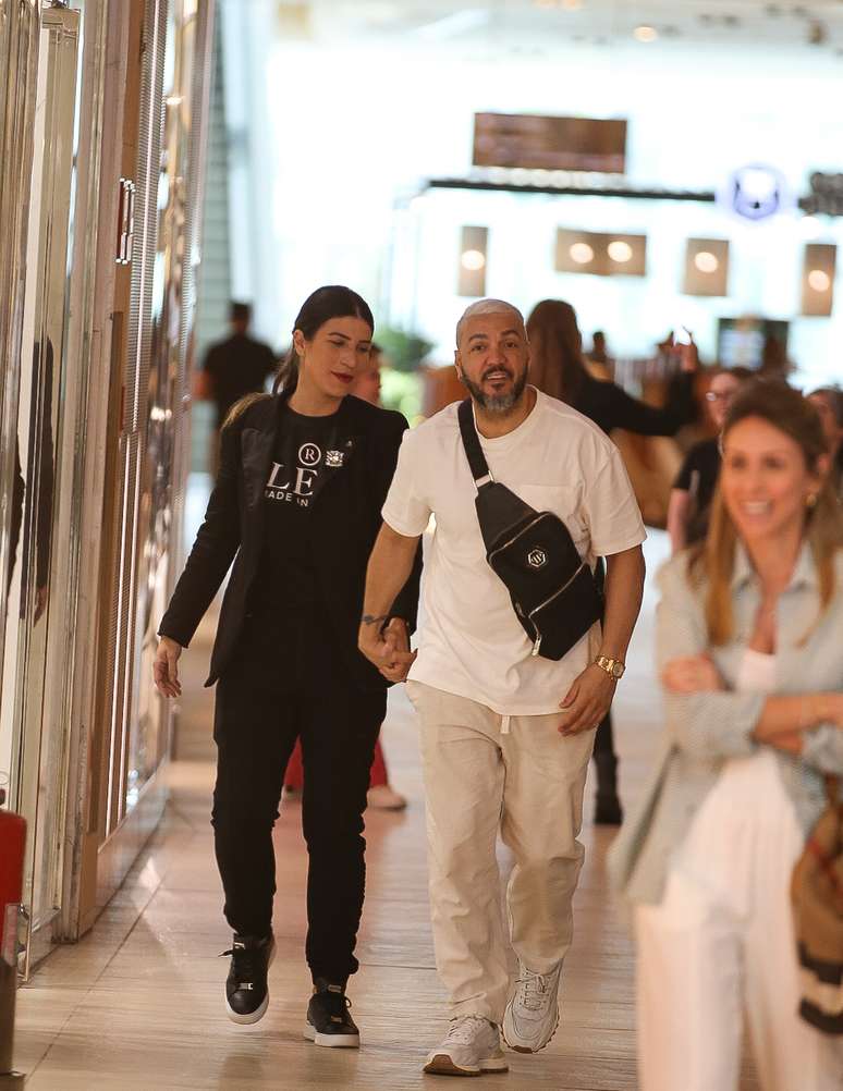 Belo passeia com morena em shopping do RJ