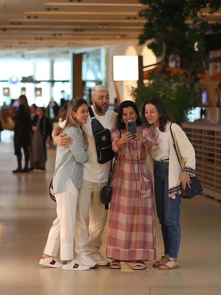 Belo passeia com morena em shopping do RJ