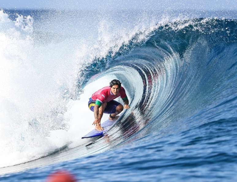 Medina vence na estreia e Filipinho vai à repescagem no surfe