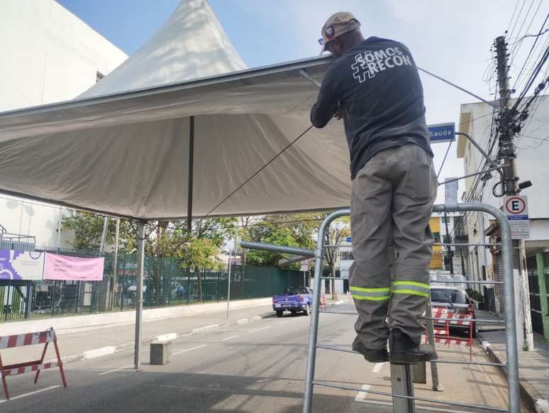 A montagem acontece do lado de dentro da Fábrica de Cultura de Diadema, e do lado de fora, na rua