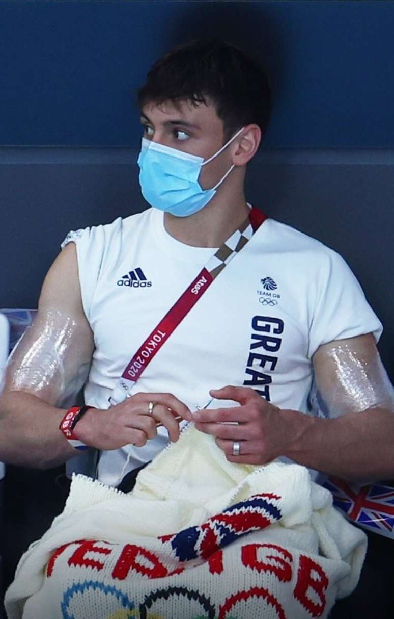 Tom Daley é visto tricotando nos Jogos de Tóquio