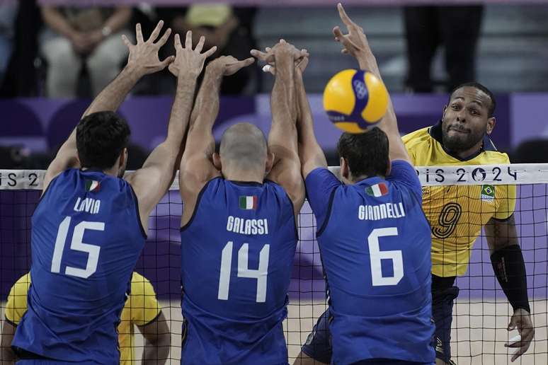 Brasil estreia com derrota diante da Itália no vôlei masculino, pelos Jogos de Paris