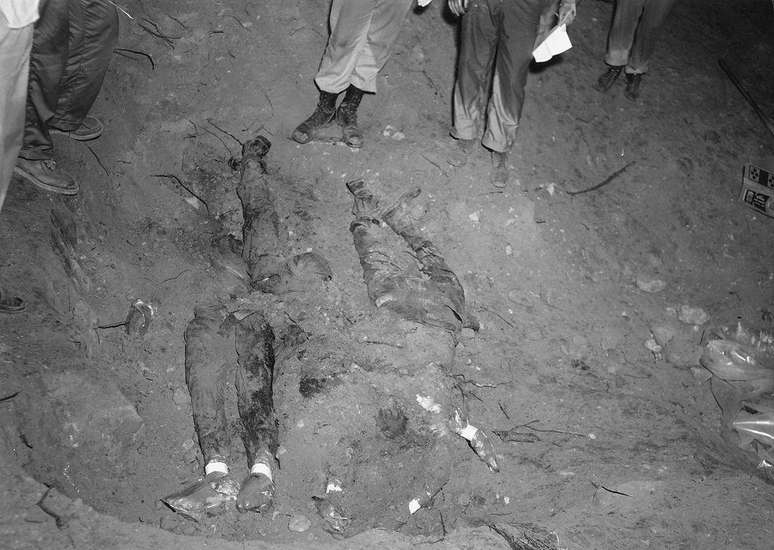 Os corpos de Schwerner, Chaney e Goodman, em fotografia do FBI. A imagem serviu de prova no julgamento de Edgar Ray Killen, em 17 de junho de 2005