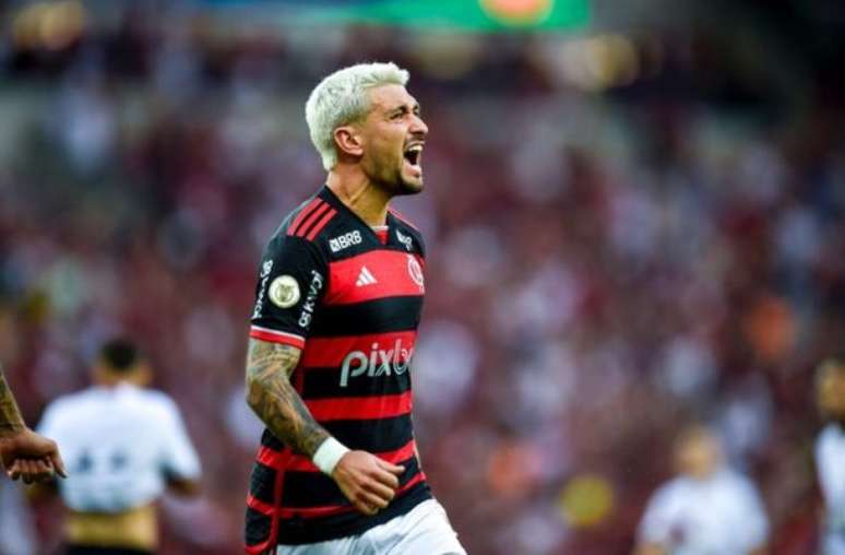 Arrascaeta foi destaque do Flamengo na vitória contra o Atlético-GO no Maracanã.