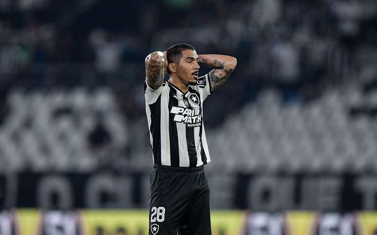 Botafogo perdeu para o Cruzeiro no Nilton Santos, por 3 a 0