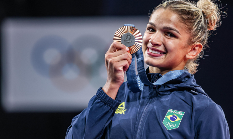 Larissa Pimenta exibe a medalha de bronze dos Jogos Olímpicos de Paris-2024 