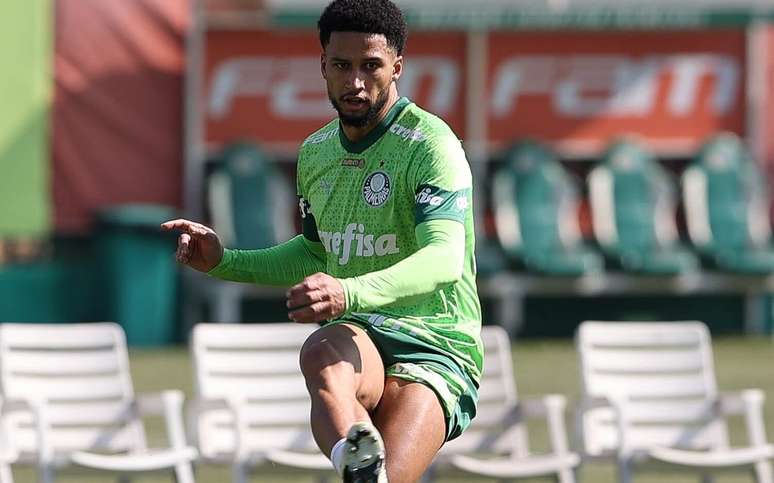 O zagueiro Murilo durante treinamento na Academia de Futebol