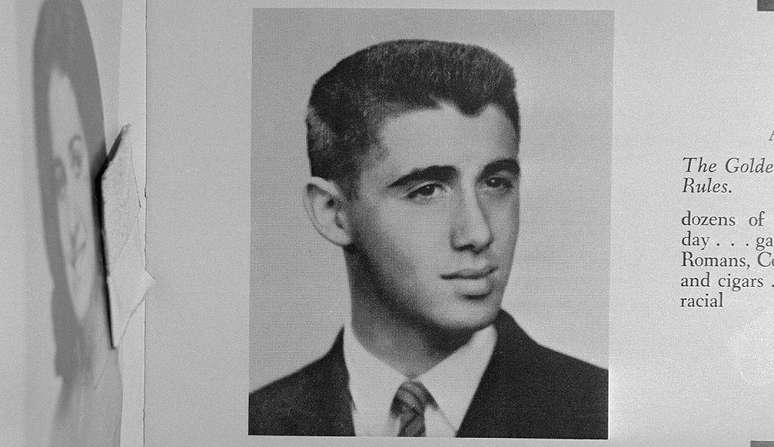 Foto de Andrew Goodman no anuário do Queens College de Nova York, divulgada quando os ativistas estavam desaparecidos e o Departamento de Justiça americano instruiu o FBI a verificar se eles estariam sendo retidos contra a vontade