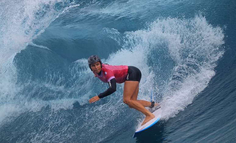 Após ferimento, Johanne Defay voltou para a água com um capacete 