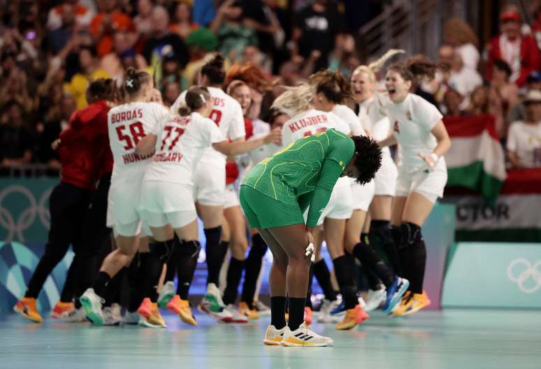 Mariane Fernandes em quadra, em derrota do Brasil para a Hungria por 25 a 24