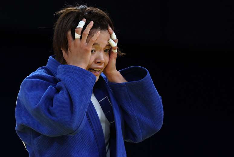 Atual campeã olímpica, japonesa Uta Abe chora ao ser eliminada nas oitavas de final na categoria 52kg feminino do judô