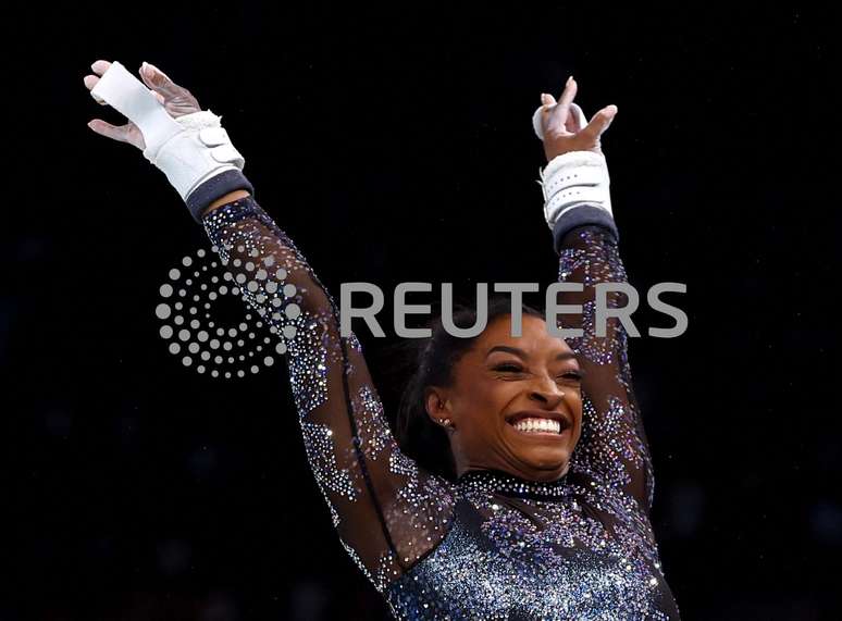 Simone Biles sorridente e confiante durante classificat&oacute;ria de Paris-2024