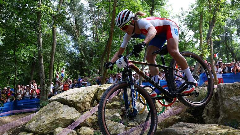 Ciclista francesa sofre queda e é retirada de maca de pista