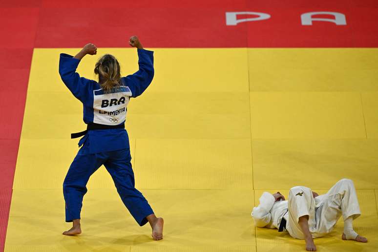 Larissa Pimenta avança à disputa do bronze no judô de 52kg feminino