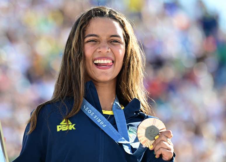 A medalhista de bronze, Rayssa Leal, do Brasil, posa com sua medalha enquanto comemora no pódio - Paris, França - 28 de julho de 2024