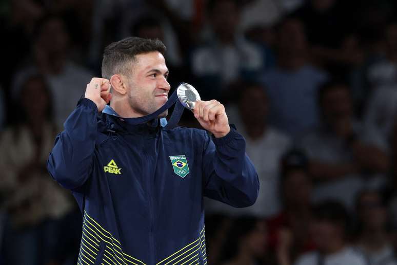 Arena Champ-de-Mars, Paris, França - 28 de julho de 2024. O medalhista de prata Willian Lima, do Brasil, comemora no pódio. 