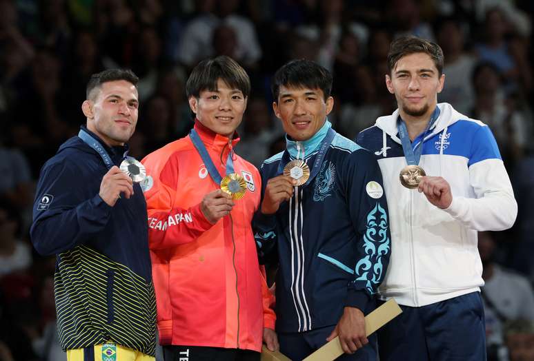 O medalhista de ouro, Hifumi Abe, do Japão, comemora no pódio com o medalhista de prata, Willian Lima, do Brasil, e os medalhistas de bronze, Denis Vieru, da Moldávia, e Gusman Kyrgyzbayev, do Cazaquistão. 