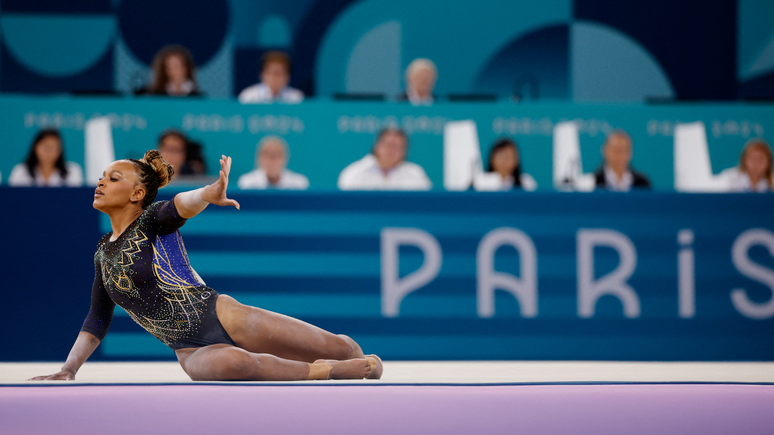 Paris 2024 Olympics - Artistic Gymnastics - Women's Qualification - Subdivision 5 - Bercy Arena, Paris, France - July 28, 2024. Rebeca Andrade of Brazil in action on the floor. 