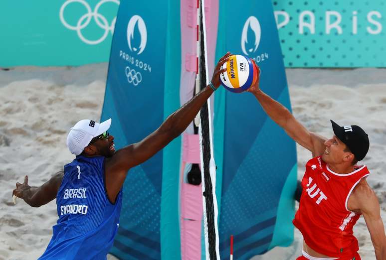 Evandro e Arthur batem austríacos e Brasil fecha 1ª rodada perfeita no vôlei de praia