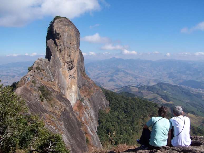 Homem é encontrado morto em região da Pedra do Baú, em São Bento do Sapucaí. Informações preliminares indicam que ele teria caído de uma altura de 70 metros durante uma escalada.