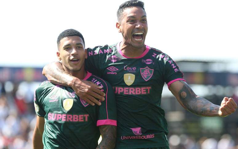 Kauã Elias celebra ao lado de Antônio Carlos o gol da vitória do Fluminense sobre o RB Bragantino