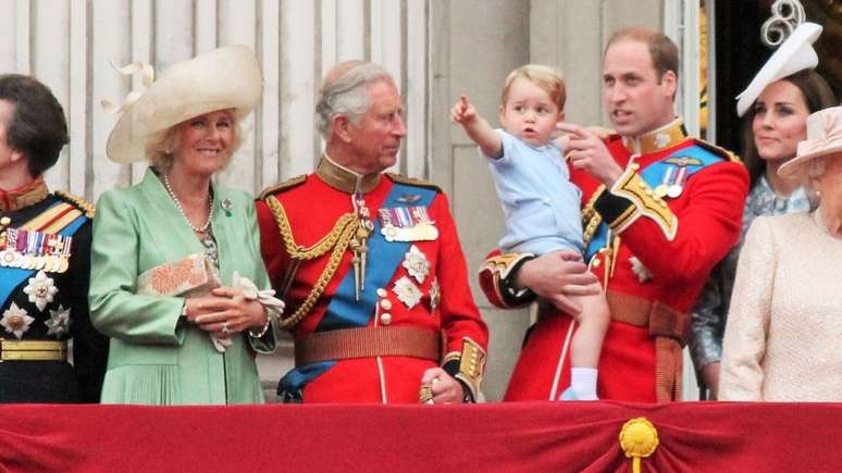 Príncipe William demite irmã da Rainha Camilla