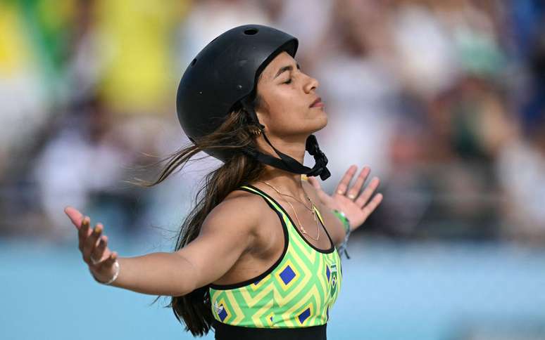 Rayssa Leal durante a disputa do skate street nas Olimpíadas de Paris