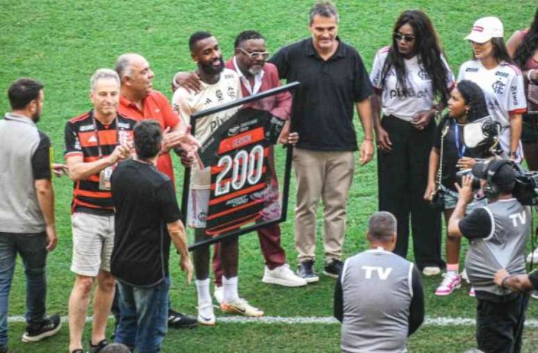 Gerson foi homenageado após completar 200 jogos pelo Flamengo –