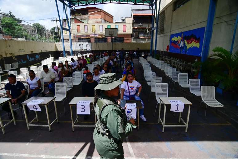 Pessoas votando para a eleição presidencial em Caracas, na Venezuela