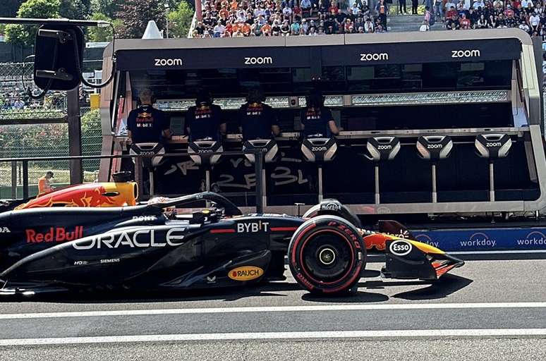 Verstappen saindo dos boxes.Uma corrida de contenção de danos, com sucesso