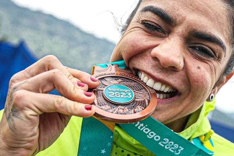 Raiza Goulão, de Goiás, com a medalha de bronze nos Jogos Pan-Americanos de 2023, disputados no Chile.