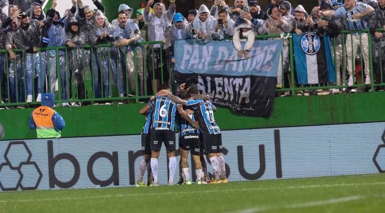 Jogadores do Grêmio comemoram gol de Soteldo 