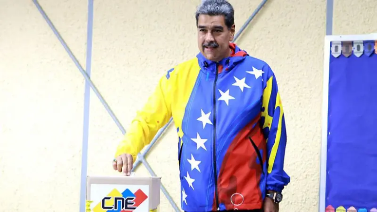 Com as cores da bandeira da Venezuela, Nicolás Maduro votou cedo no domingo