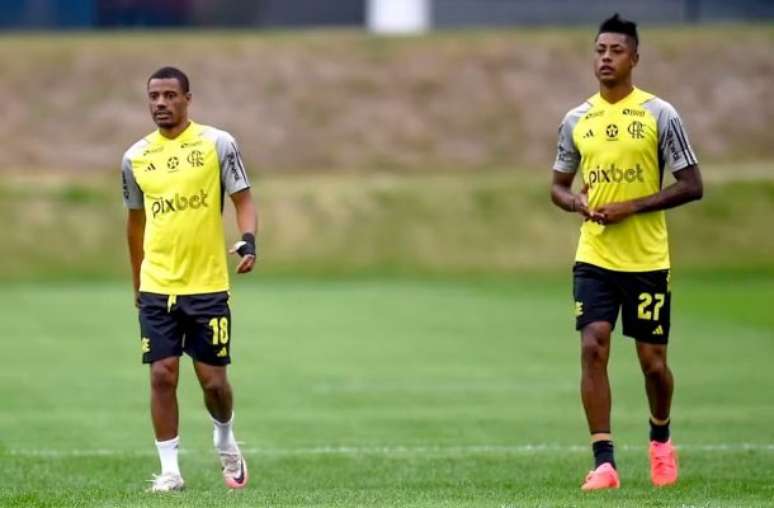 De La Cruz e Bruno Henrique em treino nesta segunda