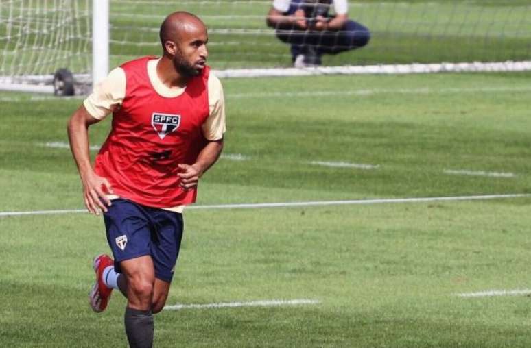 Lucas Moura estava suspenso contra o Fortaleza, no último fim de semana –