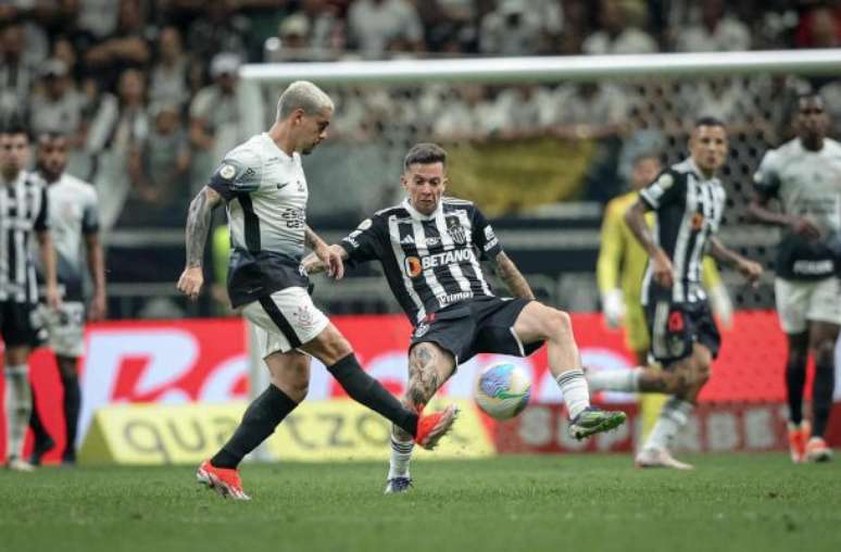 Fagner fala da evolução do Corinthians mesmo após derrota para o Atlético Mineiro.