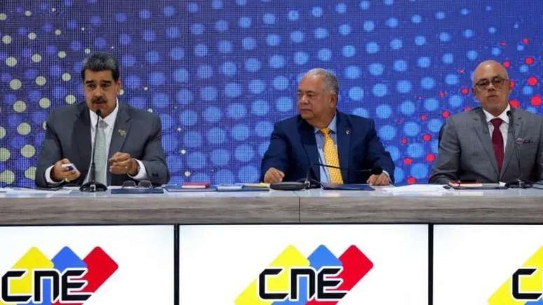 Elvis Amoroso (ao centro), um antigo aliado político de Maduro (à esquerda) e agora presidente do CNE