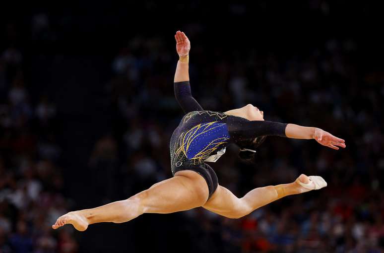 Julia Soares em apresentação pela ginástica artística